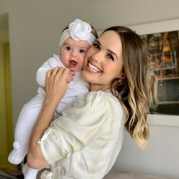 Thaeme, da dupla com Thiago, mostra comentários de internautas sobre a filha