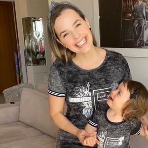 Filha de Thaeme Mariôto, Liz faz careta e se recusa a dormir