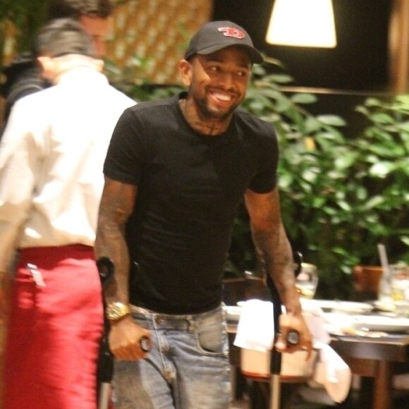 Nego do Borel aparece de muletas em jantar com amigos