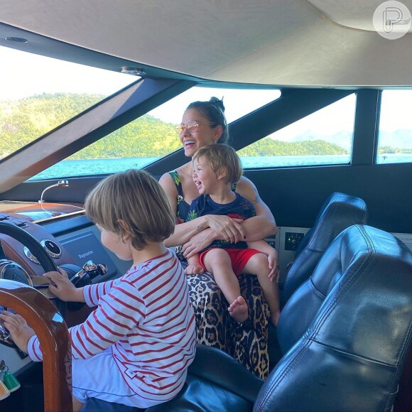 Andressa Suita usou look trendy para passeio de barco com os filhos, Samuel e Gabriel