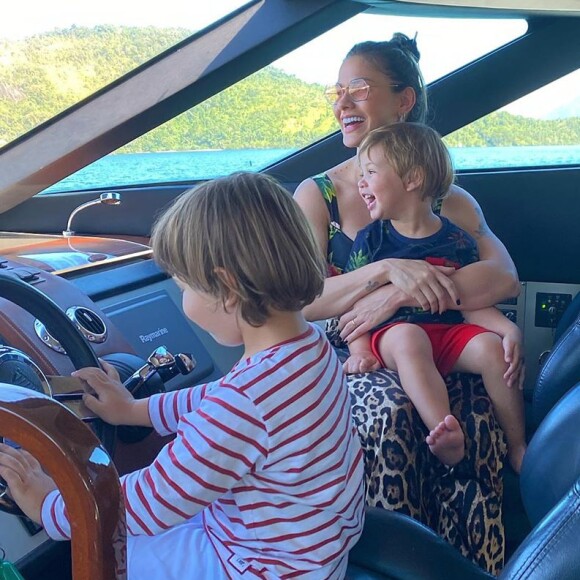 Andressa Suita usou look trendy para passeio de barco com os filhos, Samuel e Gabriel