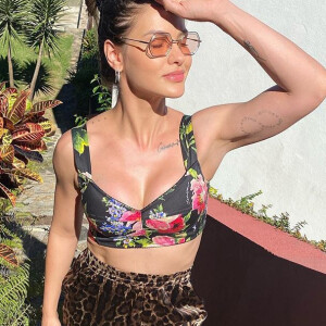 Mix de estampas: Andressa Suita alia animal print e floral em passeio de barco