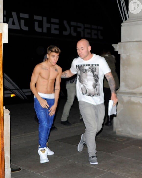 Justin Bieber faz show na Inglaterra e volta para seu hotel sem camisa