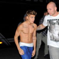 Justin Bieber retorna de show em Londres sem camisa e com a cueca aparecendo
