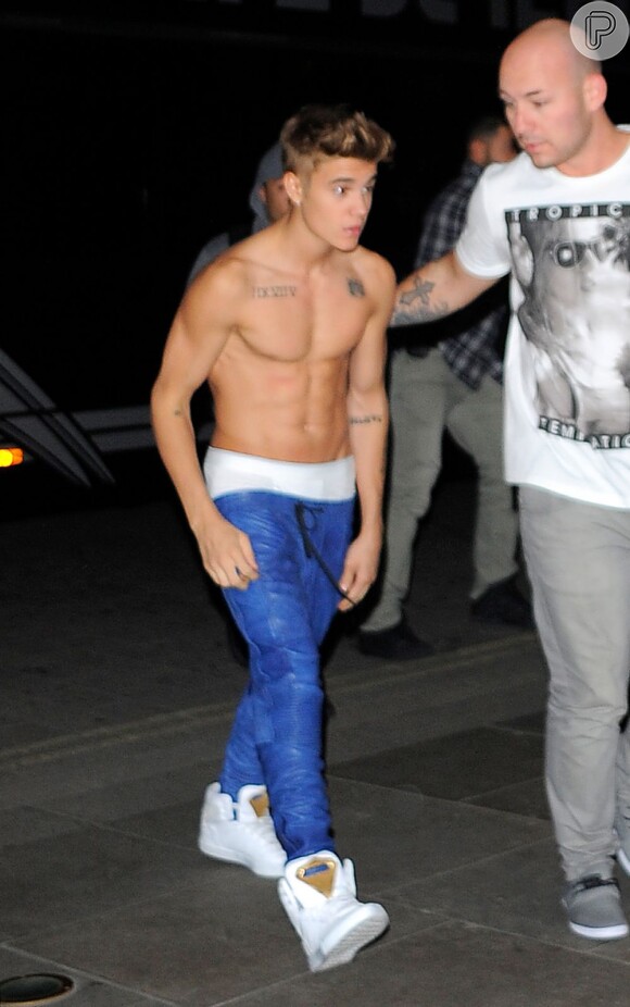 Justin Bieber chega em seu hotel sem camisa e exibe corpo sarado, em 28 de fevereiro de 2013