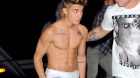 Justin Bieber retorna de show em Londres sem camisa e com a cueca aparecendo