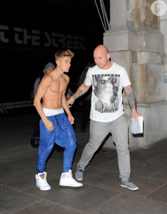 Justin Bieber mostra que a musculaçao está fazendo efeito e exibe corpo sarado