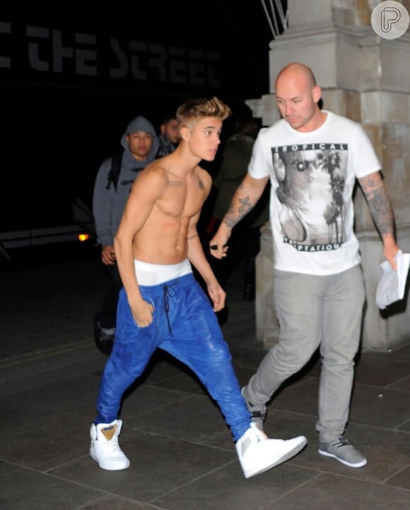 Justin Bieber deixa metade de sua cueca paracendo