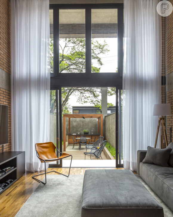 A cortina vai além da estética e protege os móveis do sol
