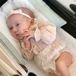 Filha de Roberto Justus e Ana Paula Siebert usa vestido floral