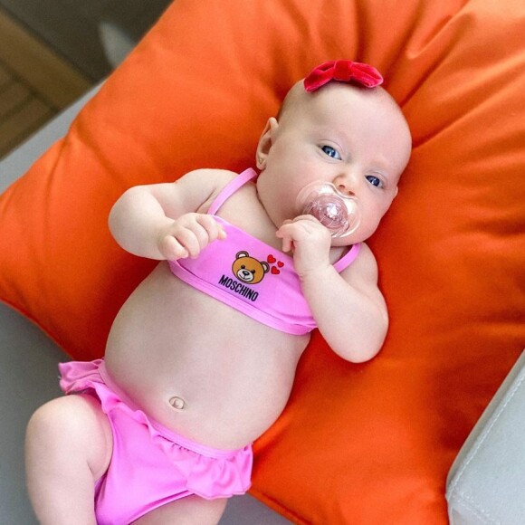 Filha de Roberto Justus e Ana Paula Siebert esbanja fofura em lookinho
