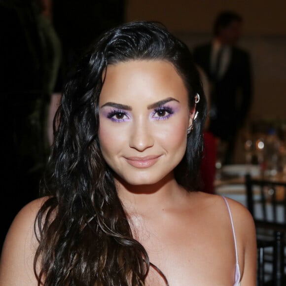 Demi Lovato comemora noivado: 'Oficialmente vou ser parceira de outra pessoa'