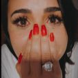 Demi Lovato aparece chorando ao mostrar aliança de pedido de casamento: 'Vou me casar'