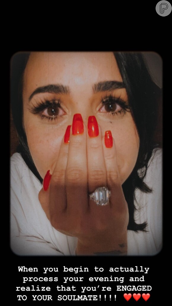 Demi Lovato aparece chorando ao mostrar aliança de pedido de casamento: 'Vou me casar'