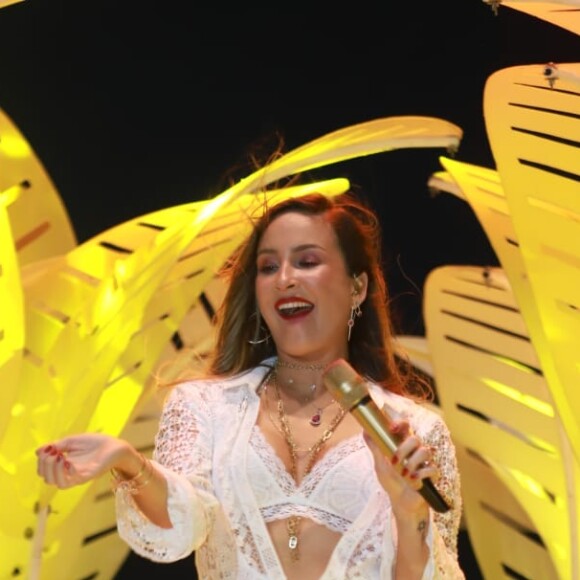Claudia Leitte faz texto reflexivo em foto com a filha