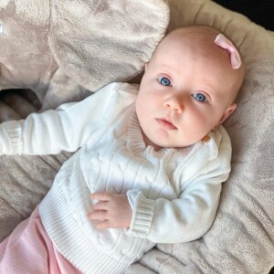 Vicky usou óculos de sol em foto e impressionou internautas com fofura