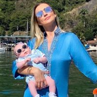 Ana Paula Siebert e a filha, Vicky, usam óculos de sol em foto: 'Aerolook'