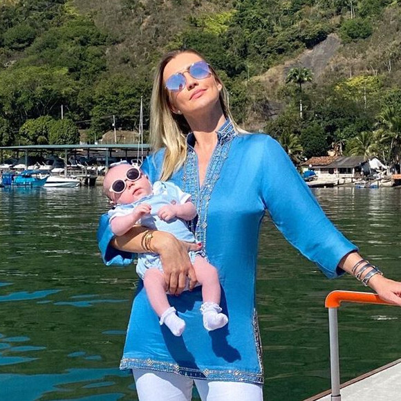Ana Paula Siebert e a filha, Vicky, usam óculos de sol em foto. Veja em matéria neste sábado, dia 25 de julho de 2020