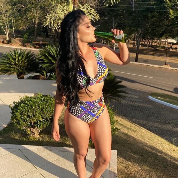 Maraisa posou tomando uma cerveja de biquíni: 'Hora de relaxar'