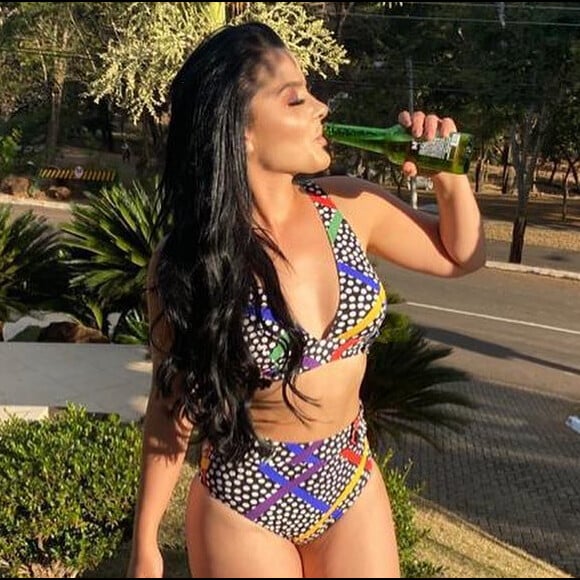 Maraisa alia poá e listras em biquíni hot pant em fotos neste domingo, dia 26 de julho de 2020