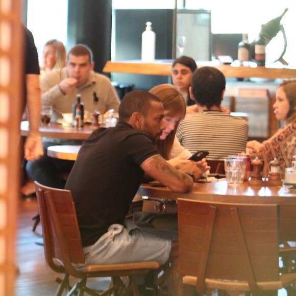 Duda Reis é clicada mexendo no celular em passeio com Nego do Borel