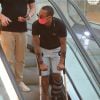 Nego do Borel usa muletas após cirurgia por acidente de moto