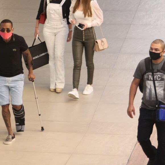Duda Reis combina look com tênis rasteiro branco