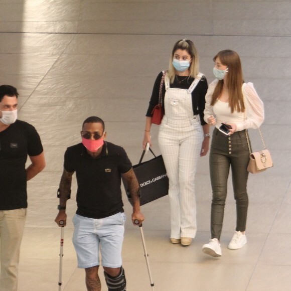 Namorada de Nego do Borel, Duda Reis aposta em look com mangas bufantes e transparência para passeio