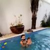 Filho de Marília Mendonça se diverte em aula de natação. Vídeo!