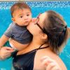 Marília Mendonça e Murilo Huff tietam filho, Léo, em 1ª aula de natação