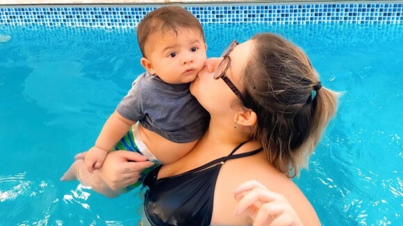 Filho de Marília Mendonça e Murilo Huff faz 1ª aula de natação com os pais