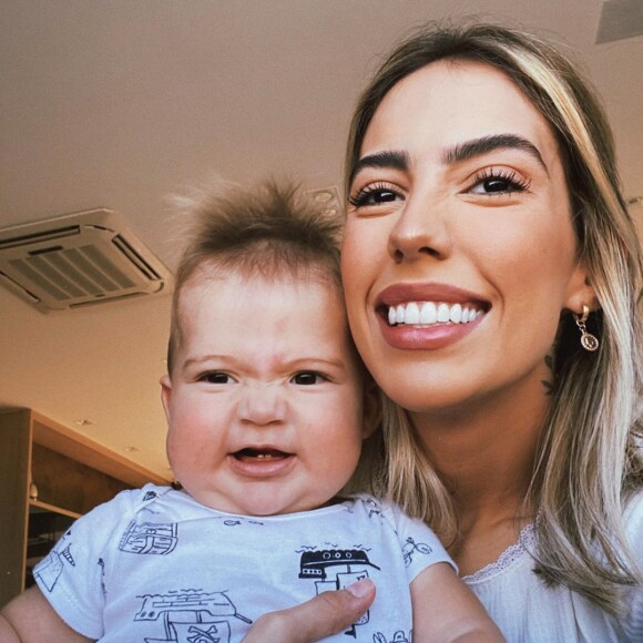 Gabi Brandt evitar dar sucos ao filho, Davi: 'Prefiro dar frutinha inteira. mas de vez em quado ele pede e eu dou suquinho'