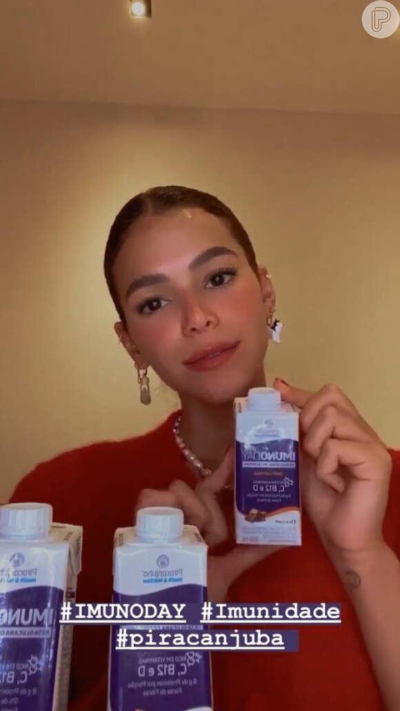 Bruna Marquezine usa em vídeo par de brincos da marca de luxo francesa Céline