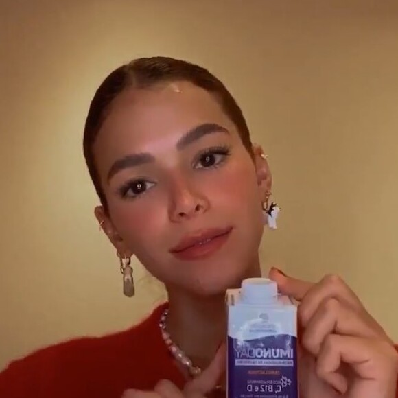 Bruna Marquezine usa em vídeo par de brincos da marca de luxo francesa Céline
