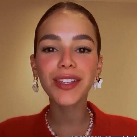 Bruna Marquezine chama atenção com par de brincos de pets, um gato e um cachorro