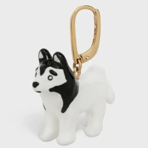 Bruna Marquezine usou brincos que custa acim de R$ 2,7 mil cada; acessórios estão indisponíveis na grife Céline