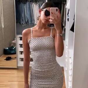 Bruna Marquezine inspira fashionistas com vestido de lastex em poá da marca Mundo Lolita