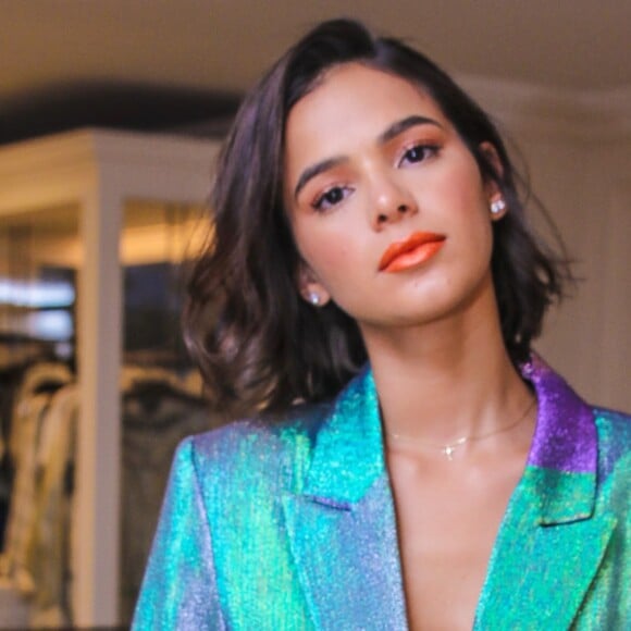 Bruna Marquezine está fazendo transição capilar após 12 anos passando química no cabelo