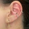 Suzanna Freitas mostra resultado de piercing na orelha