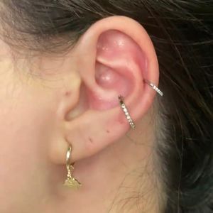 Suzanna Freitas mostra resultado de piercing na orelha