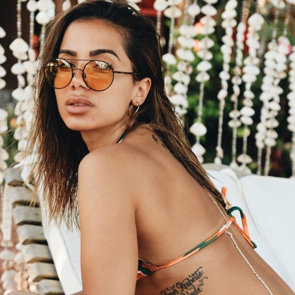 Anitta afirmou que está com o rosto cheio de espinhas, mas garantiu que não se importa com isso