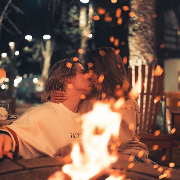 Munik Nunes ganhou beijo do namorado, Caio César, em noite com direito a fondue