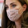 Kate Middleton escolheu uma máscara com estampa floral míni