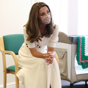 Kate Middleton usou vestido midi da marca inglesa Suzannah