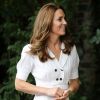 Kate Middleton alia vestido branco midi e sapatos usados há 7 anos em look nesta terça-feira, dia 04 de agosto de 2020