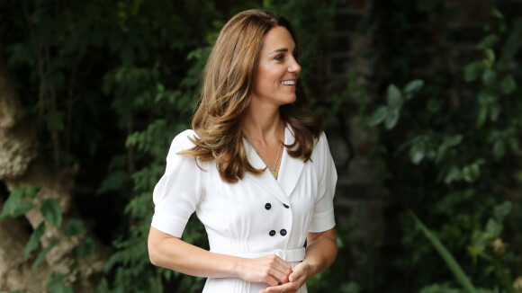 Kate Middleton repete scarpins usados há 7 anos e vestido em look. Aos detalhes!