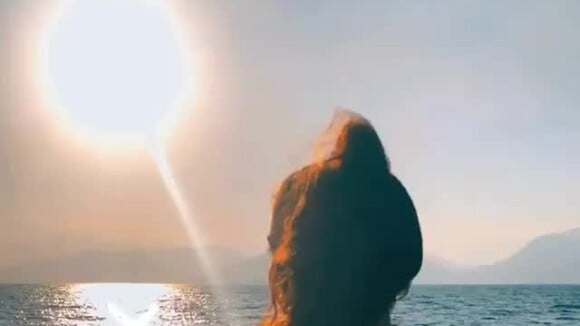 Mel Maia curte passeio de barco e faz vídeo de biquíni com saída de praia