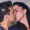 Zezé Di Camargo e a noiva, Graciele Lacerda, trocaram beijos em bastidor de live do Dia dos Pais realizada em teatro de São Paulo neste sábado, 8 de agosto de 2020