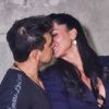 Zezé Di Camargo beijou a noiva, Graciele Lacerda, em bastidor de live
