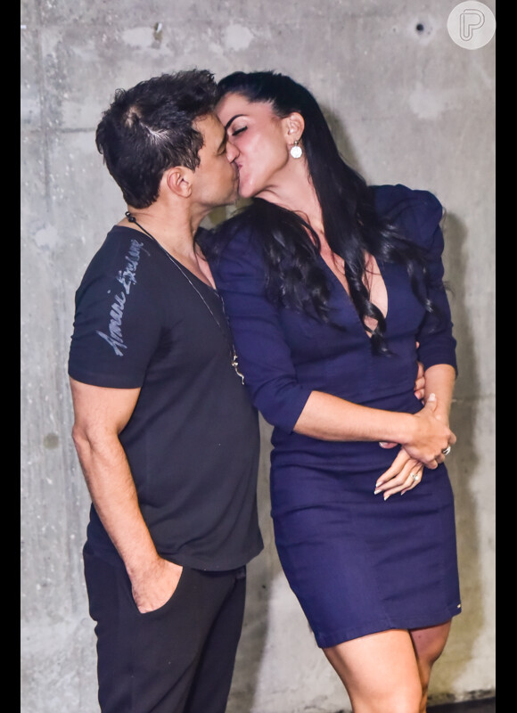 Zezé Di Camargo e Graciele Lacerda se beijaram em bastidor de live